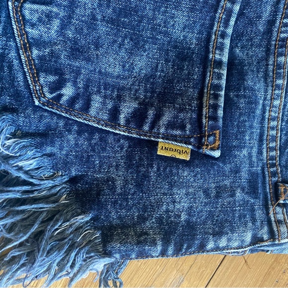Forever 21 Distressed jean shorts - Picture 3 of 6